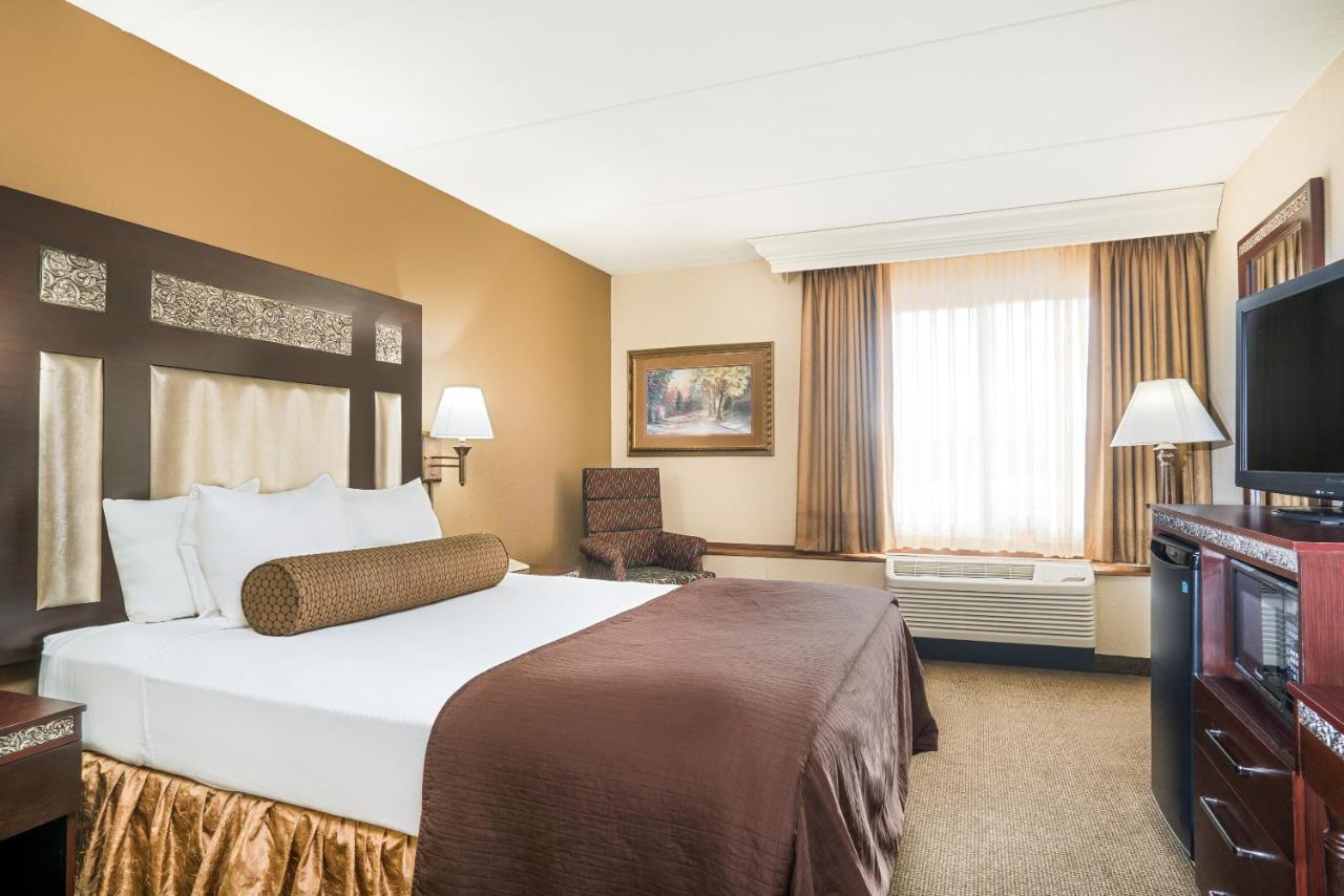 Queen Room with Roll-In Shower - Disability Access/Non-Smoking at Ramada Hotel & Conference Center by Wyndham Plymouth