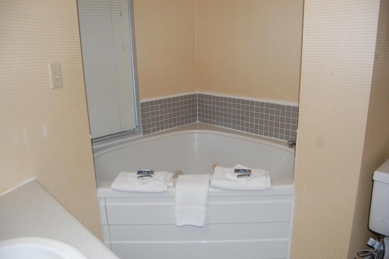 Suite with Two Queen Beds, Fireplace and Spa Bath at Vacation Lodge