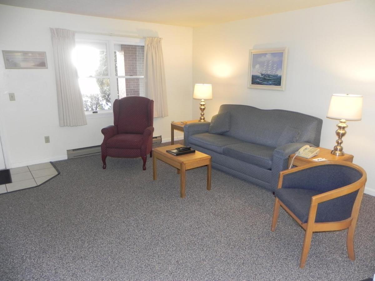  | Elmwood Resort Hotel
