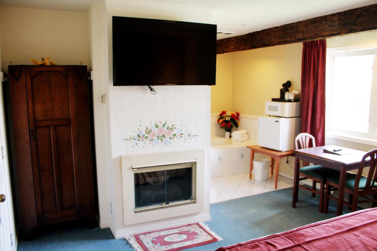 Queen Suite with Spa Bath at Auld Holland Inn