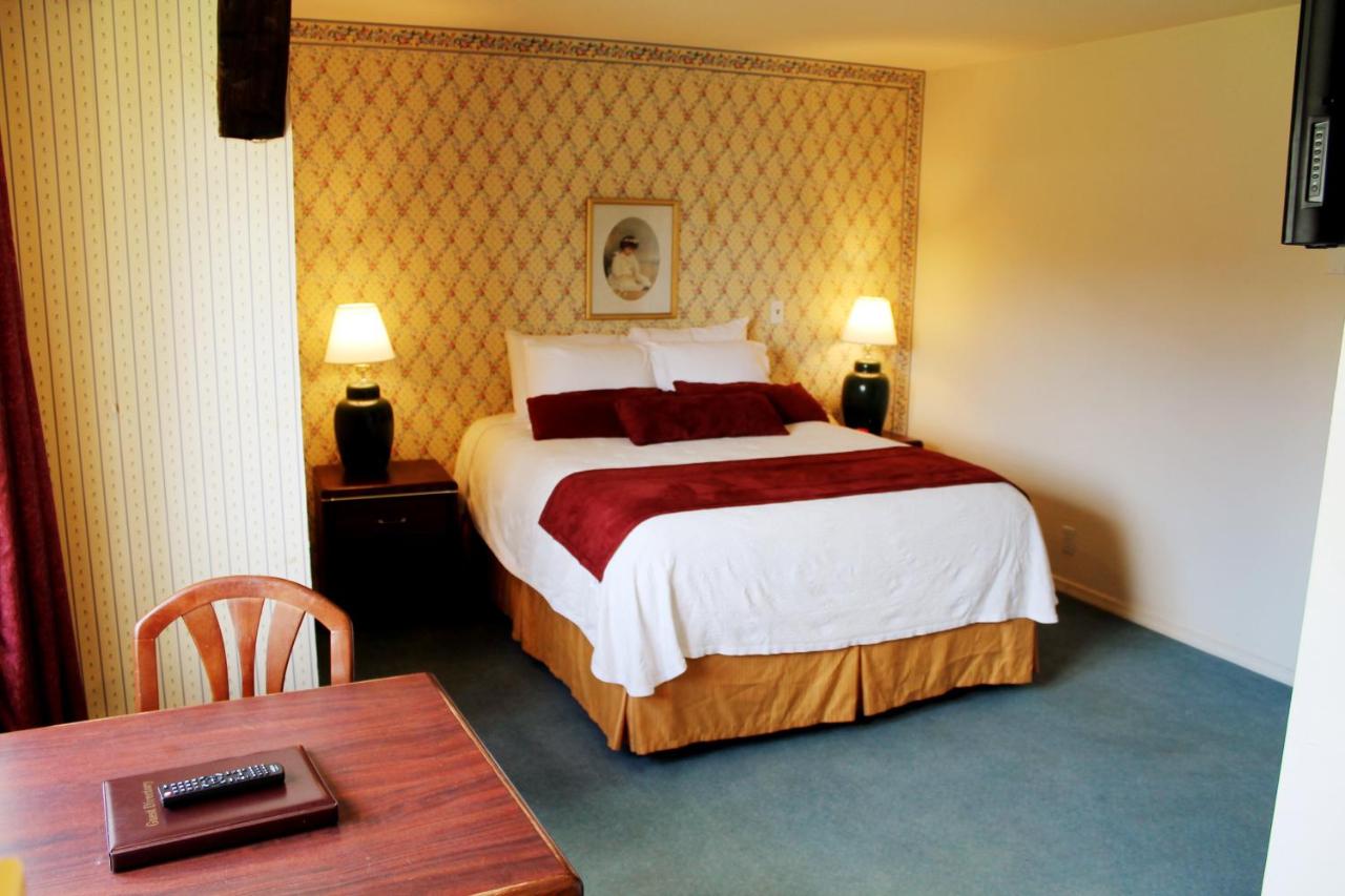 Queen Suite with Spa Bath at Auld Holland Inn