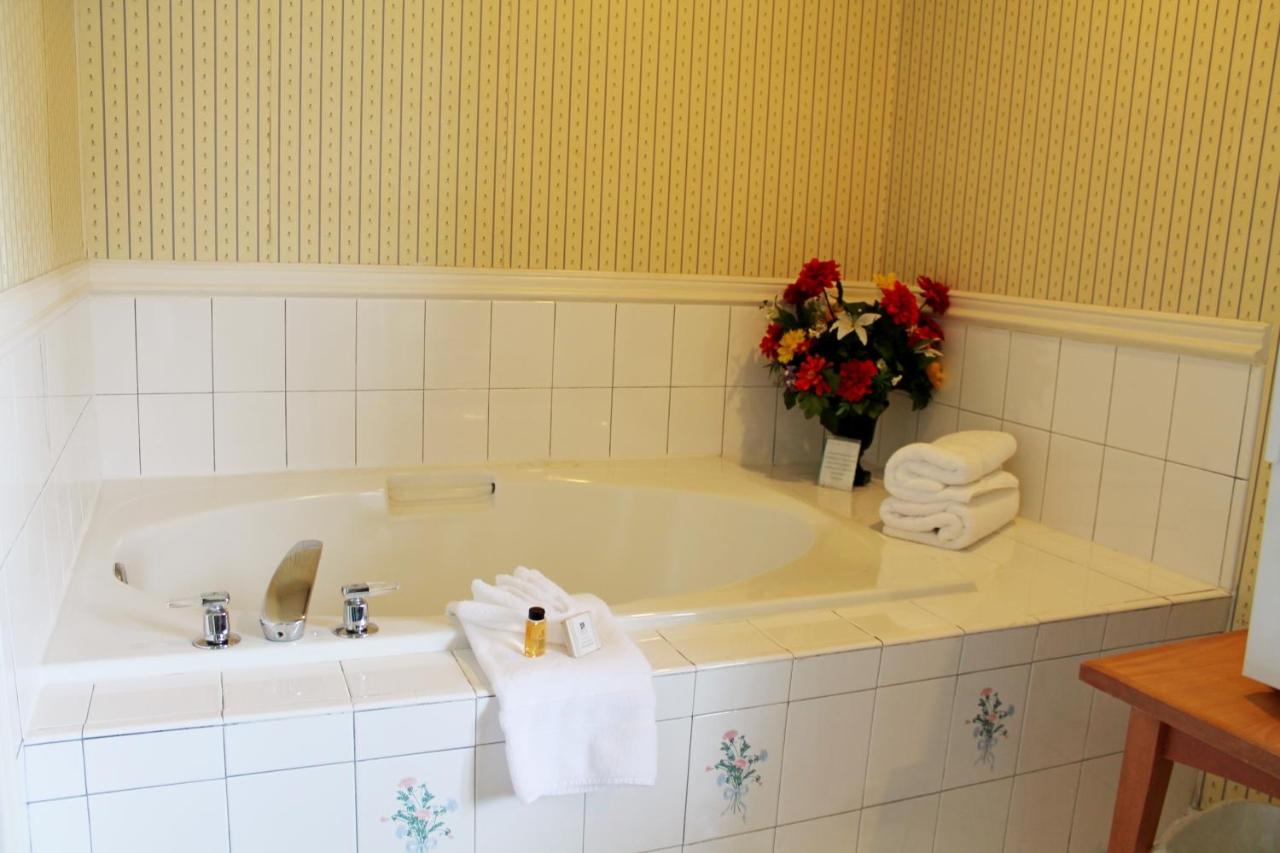 Queen Suite with Spa Bath at Auld Holland Inn