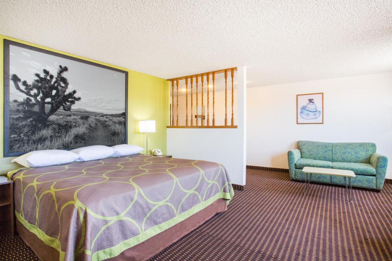 Queen Suite - Non-Smoking at Super 8 by Wyndham Kingman