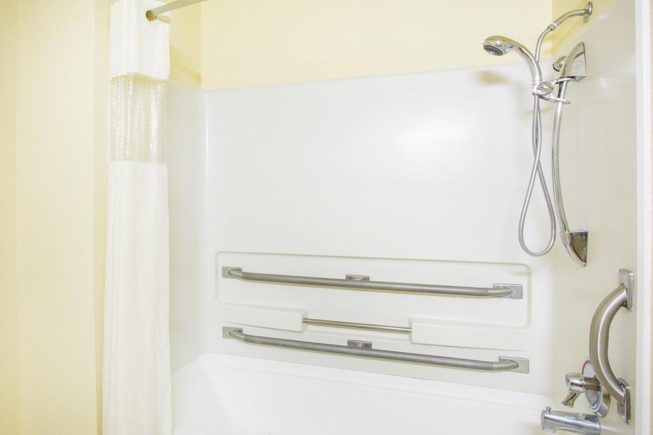 Queen Room - Disability Access/Non-Smoking at Super 8 by Wyndham Kingman