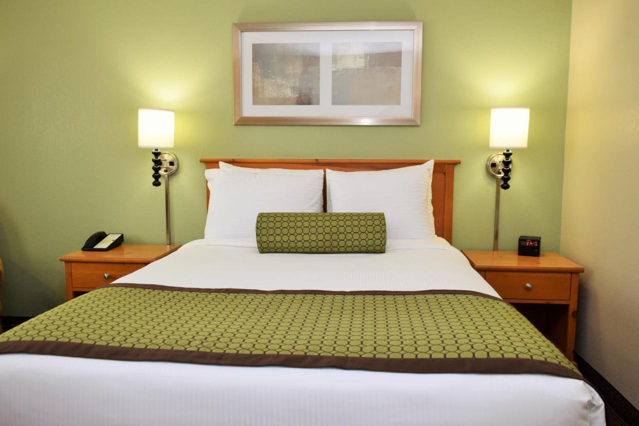 Deluxe Queen Room - Non-Smoking at Baymont by Wyndham Pierre