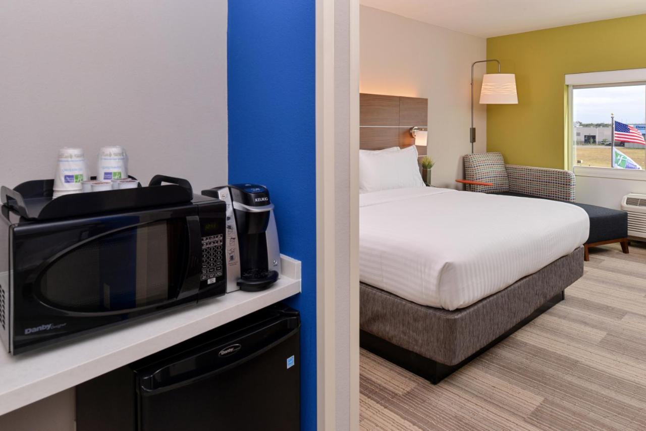 | Holiday Inn Express & Suites St. Petersburg - Madeira Beach, an IHG Hotel