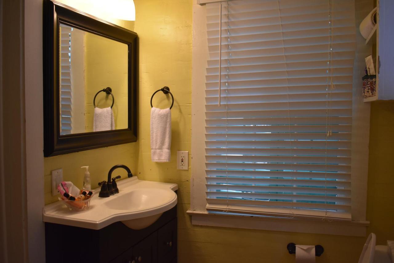 | Seaport Inn