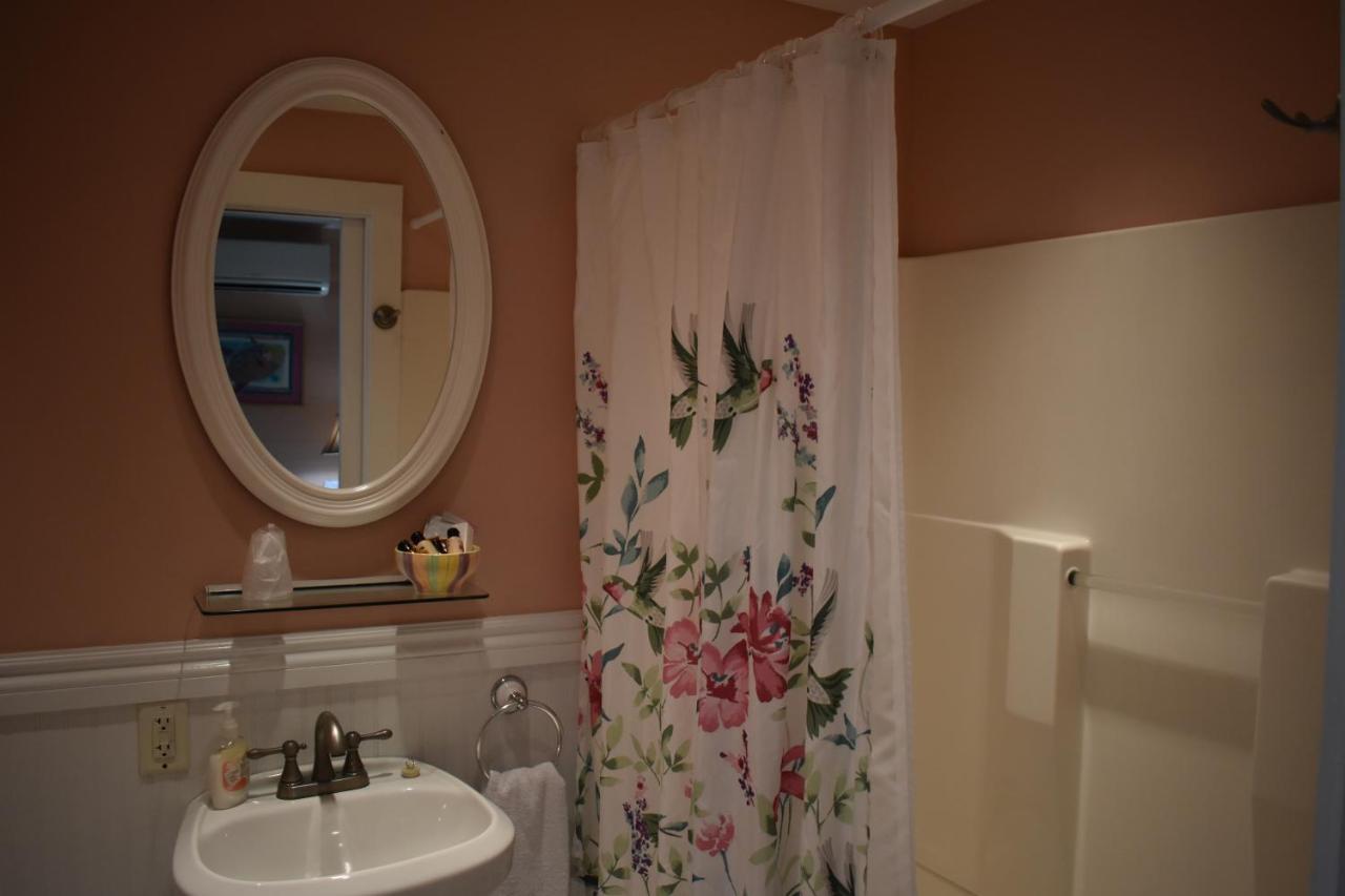 | Seaport Inn