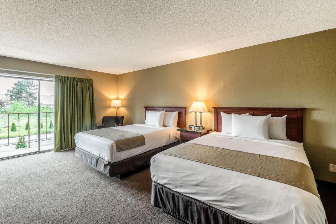 Queen Room with Two Queen Beds - Non-Smoking at Rodeway Inn & Suites Portland - Jantzen Beach