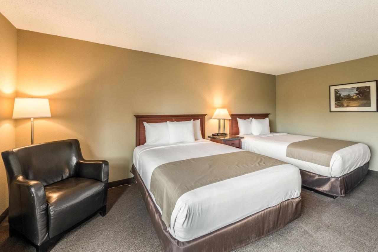 Queen Room with Two Queen Beds - Non-Smoking at Rodeway Inn & Suites Portland - Jantzen Beach