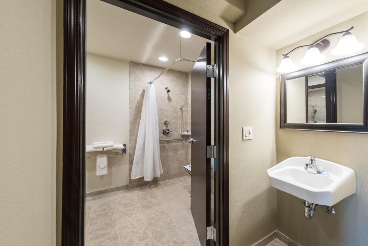 King Room - Disability Access/Non-Smoking at Rodeway Inn & Suites Portland - Jantzen Beach