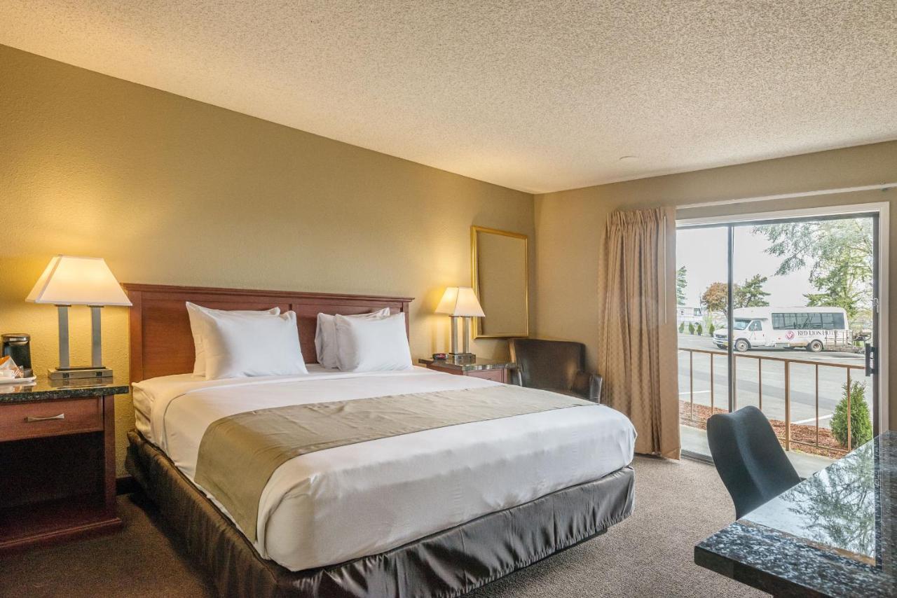 King Room - Disability Access/Non-Smoking at Rodeway Inn & Suites Portland - Jantzen Beach