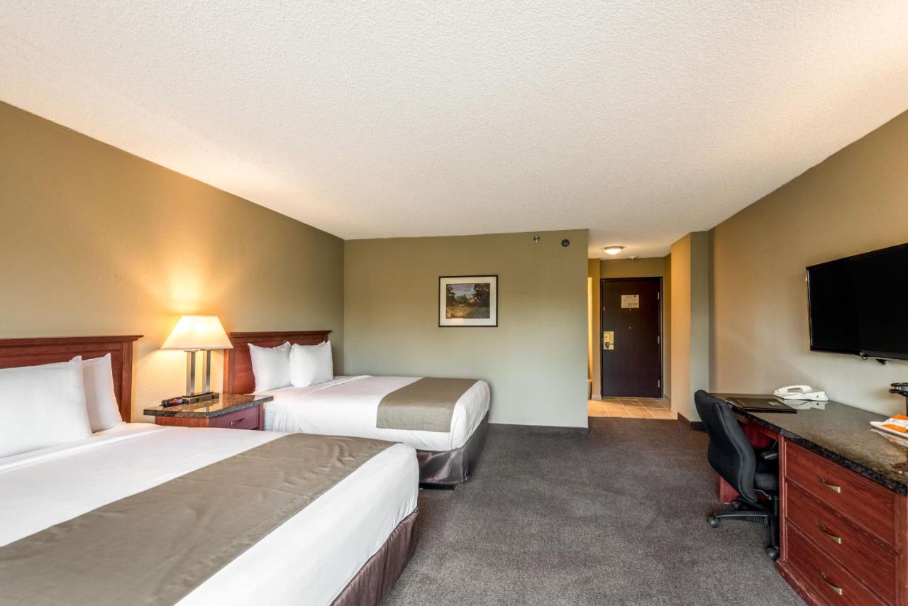 Queen Room with Two Queen Beds - Non-Smoking at Rodeway Inn & Suites Portland - Jantzen Beach