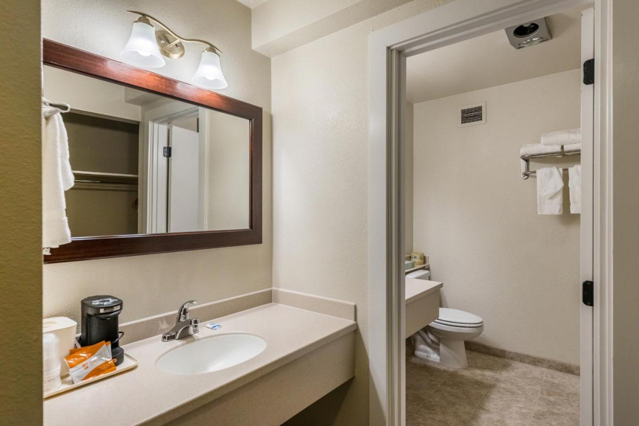 King Room - Non-Smoking at Rodeway Inn & Suites Portland - Jantzen Beach