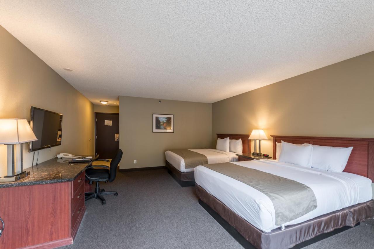 Queen Room with Two Queen Beds - Non-Smoking at Rodeway Inn & Suites Portland - Jantzen Beach