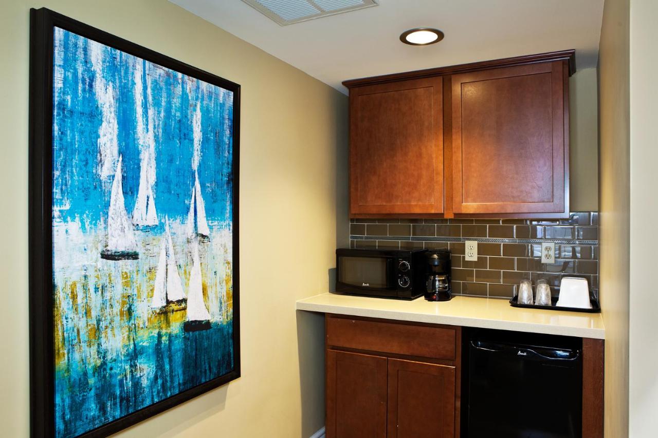 | Pacific Shores Inn