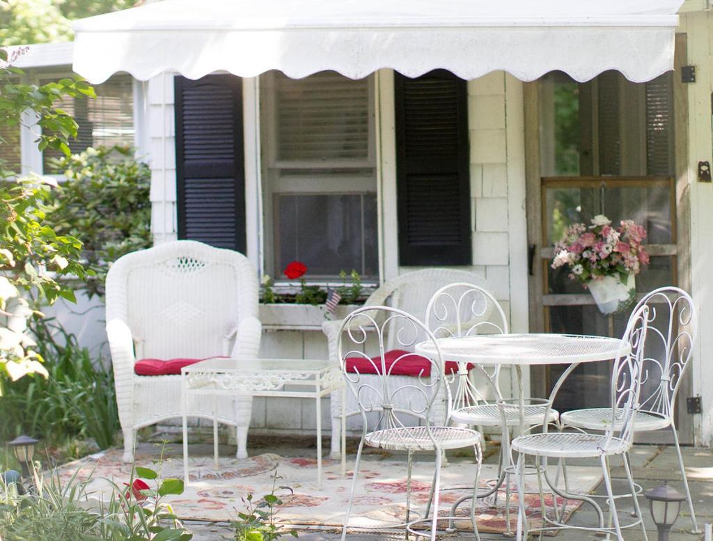| Historic White Blossom House