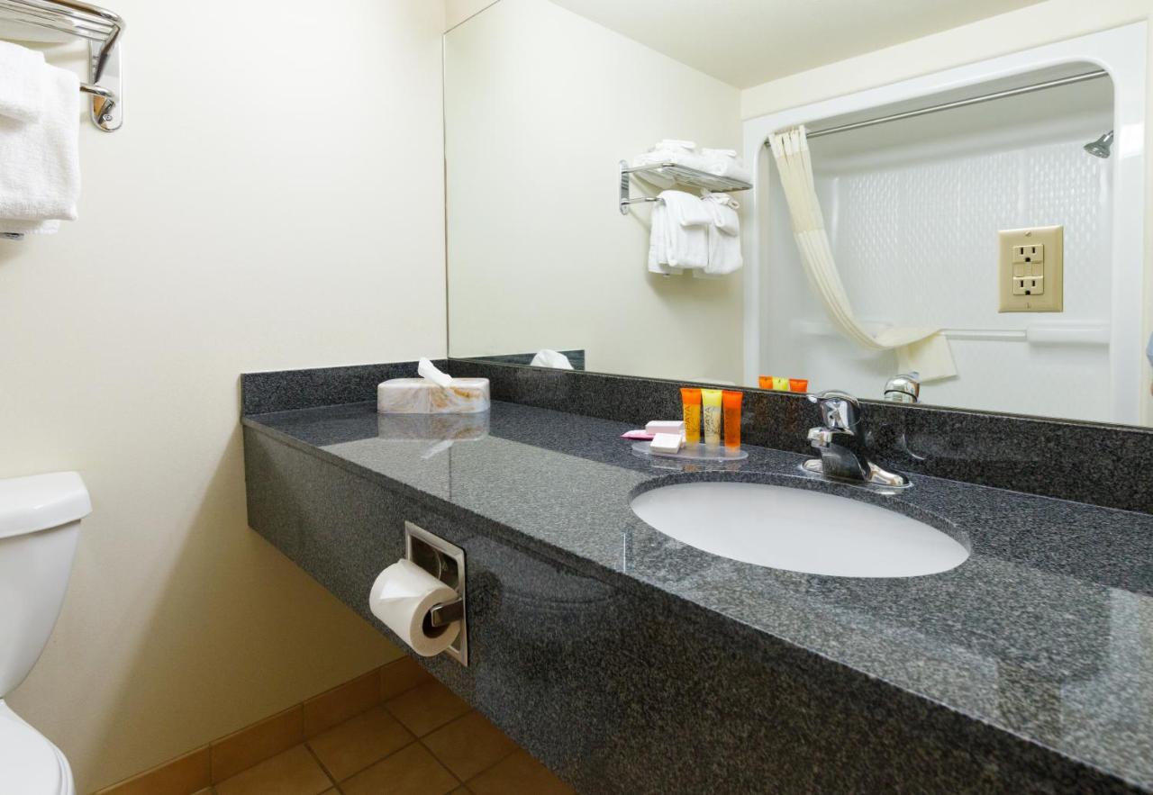Queen Suite with Two Queen Beds and Fireplace at 49'er Inn & Suites