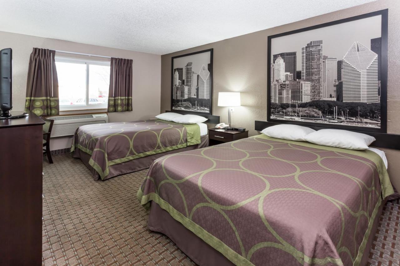 | Super 8 by Wyndham Mundelein/Libertyville Area