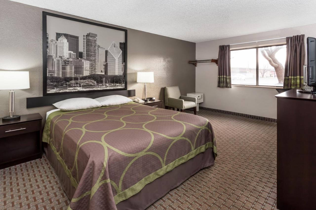 | Super 8 by Wyndham Mundelein/Libertyville Area