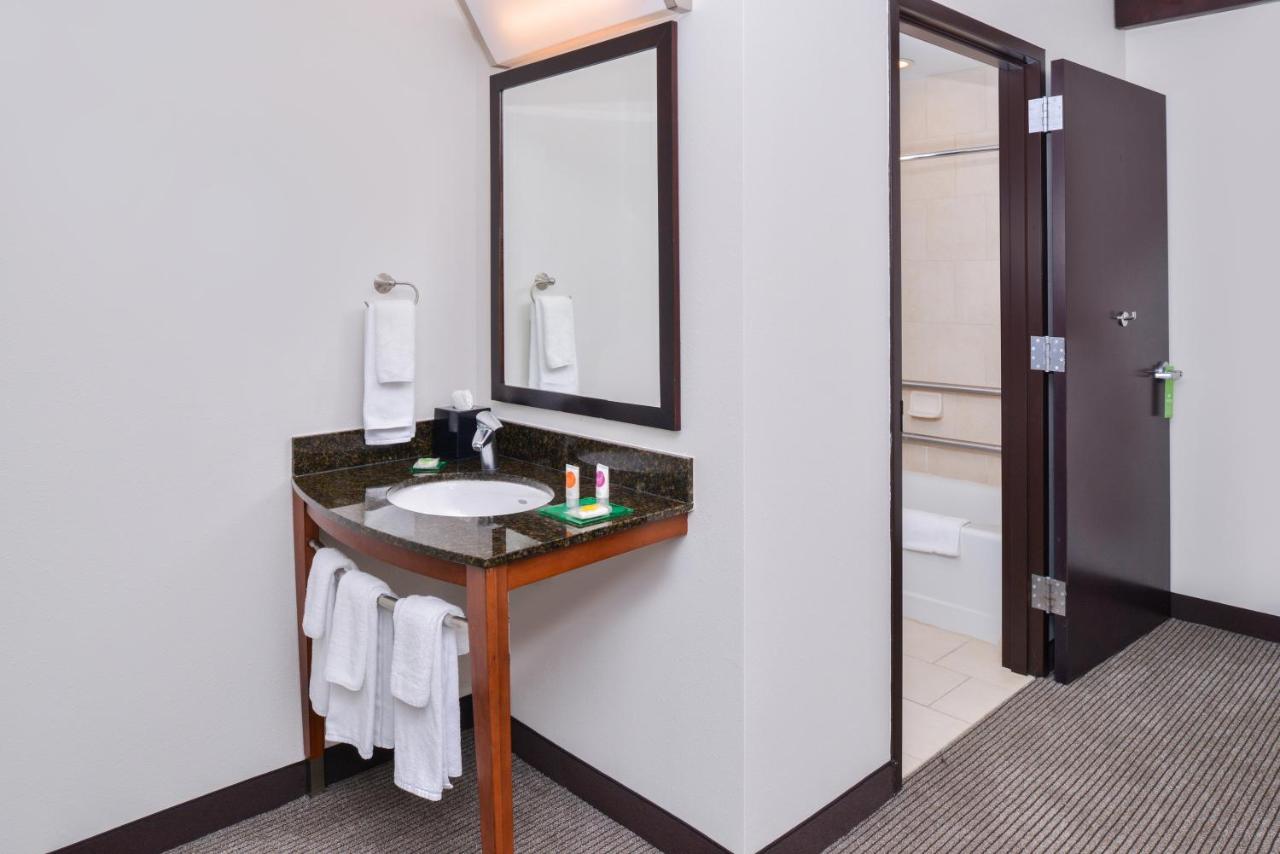 Queen Room with Two Queen Beds - Disability Access/Bathtub at Hyatt Place Chesapeake