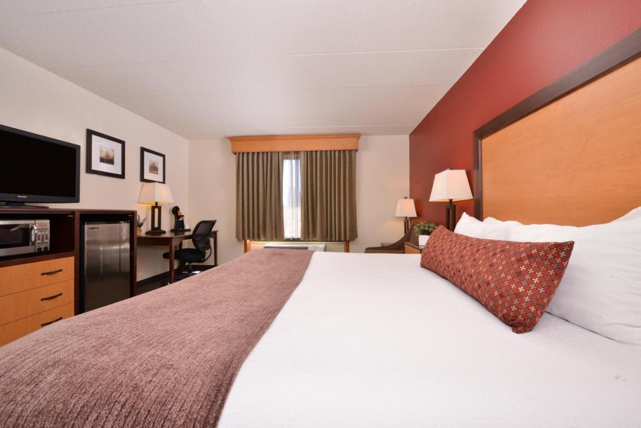 King Room with Spa Bath - Non-Smoking at Best Western Plus Sidney Lodge