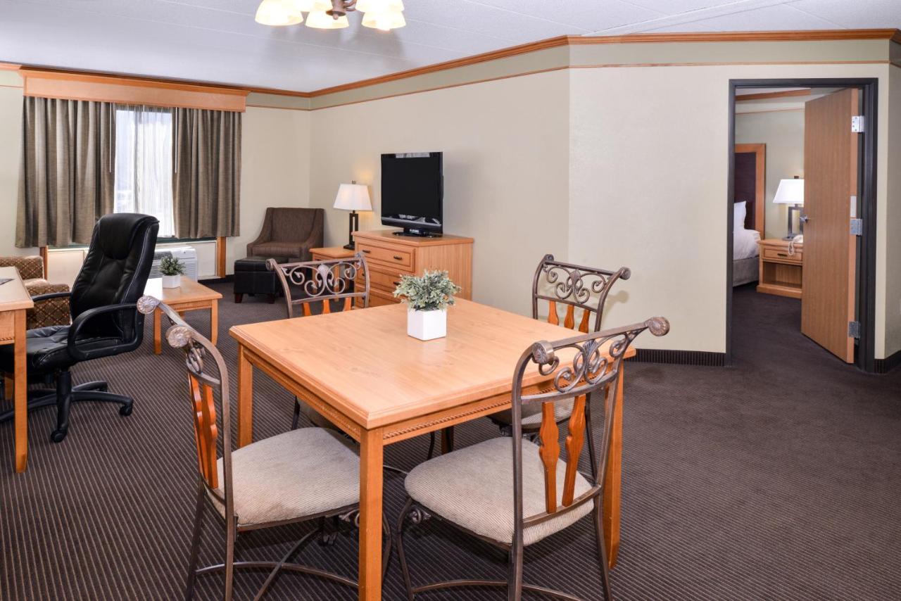 King Suite with Kitchenette - Non-Smoking at Best Western Plus Sidney Lodge