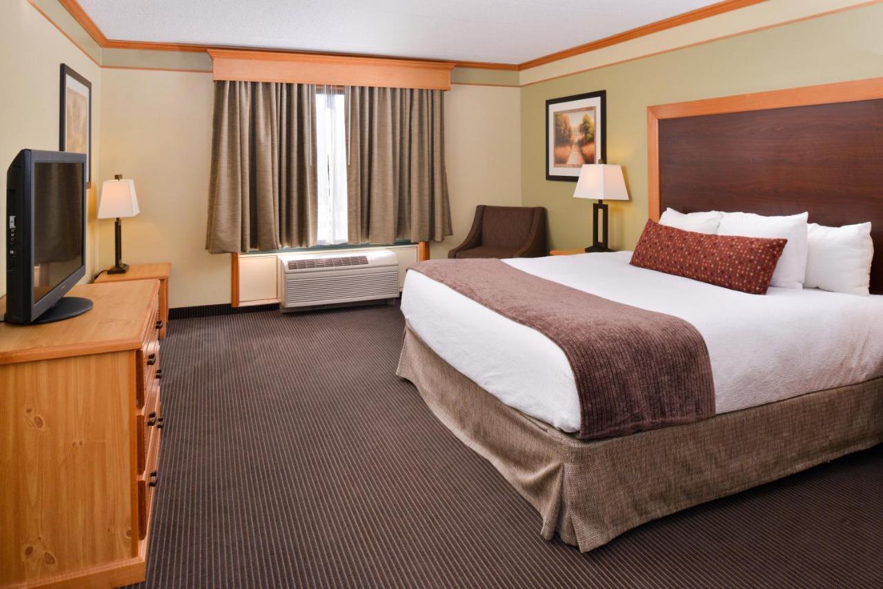 King Room with Spa Bath - Non-Smoking at Best Western Plus Sidney Lodge