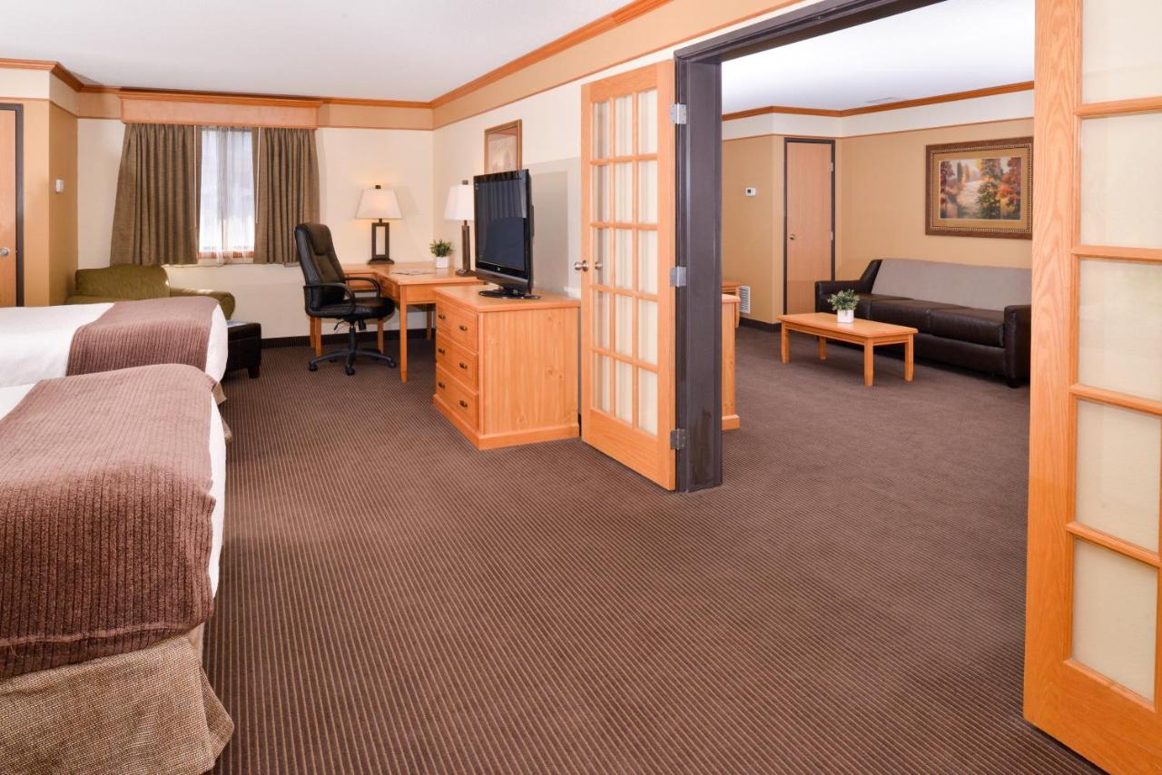 Queen Suite with Two Queen Beds with Kitchenette - Non-Smoking at Best Western Plus Sidney Lodge