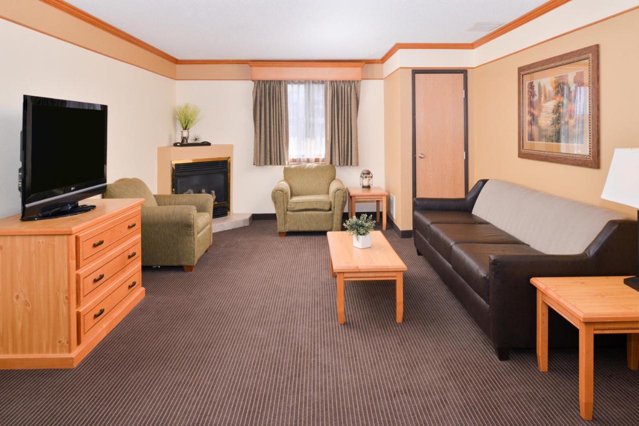Queen Suite with Two Queen Beds with Kitchenette - Non-Smoking at Best Western Plus Sidney Lodge