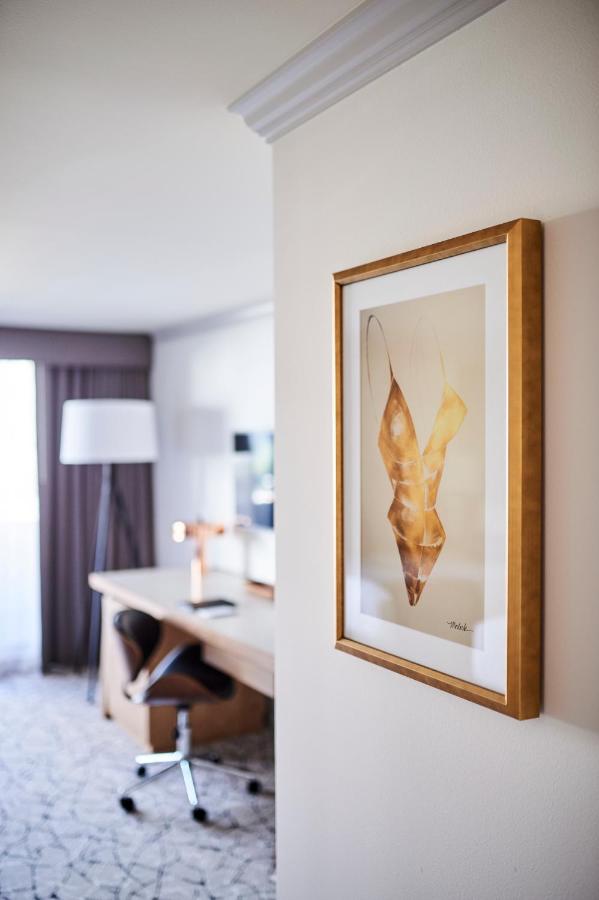 Deluxe Queen Room at Warwick Denver