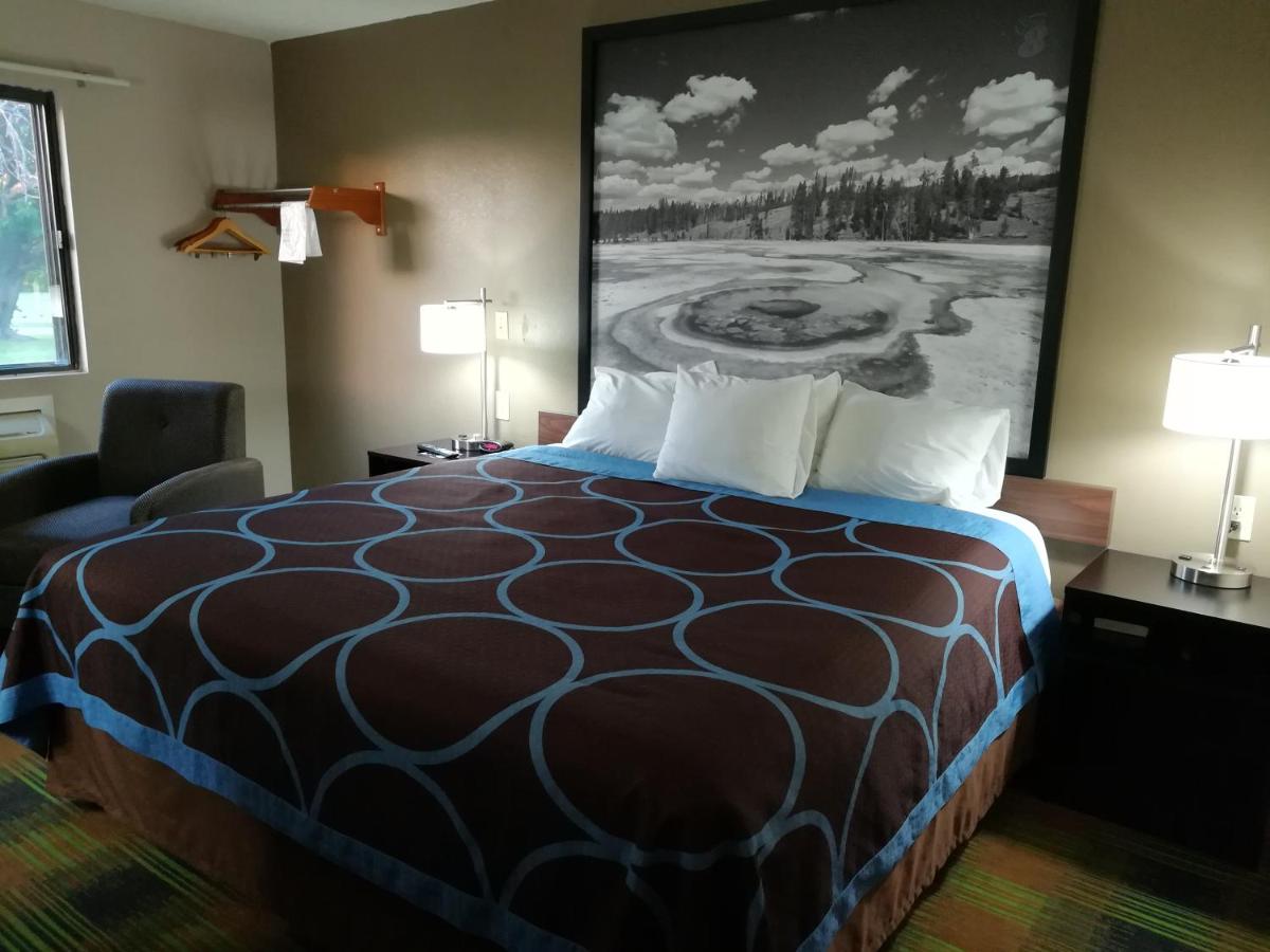 King Room - Non-Smoking at Super 8 by Wyndham Keokuk