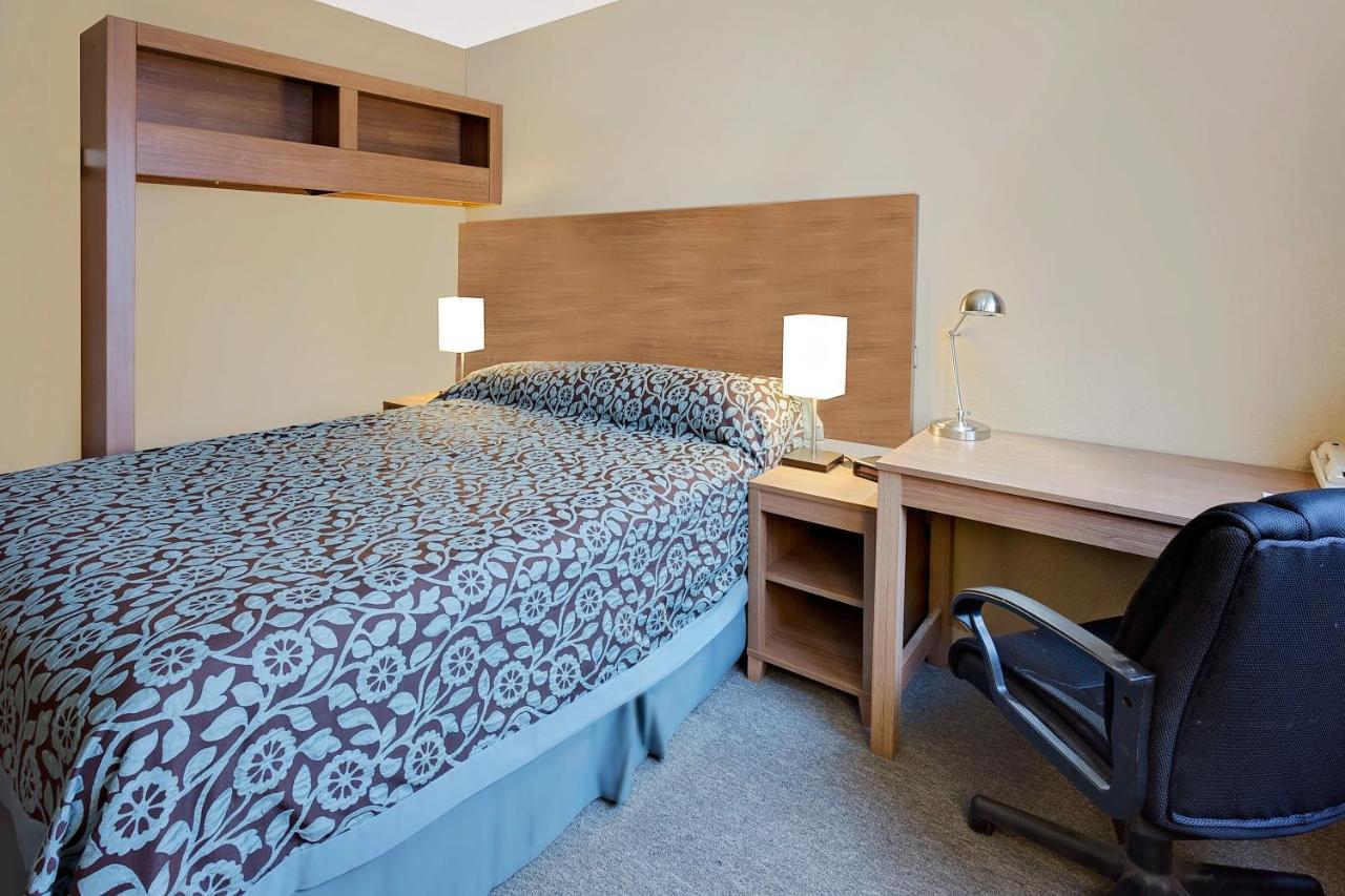 Queen Room - Non-Smoking at Days Inn by Wyndham Winona