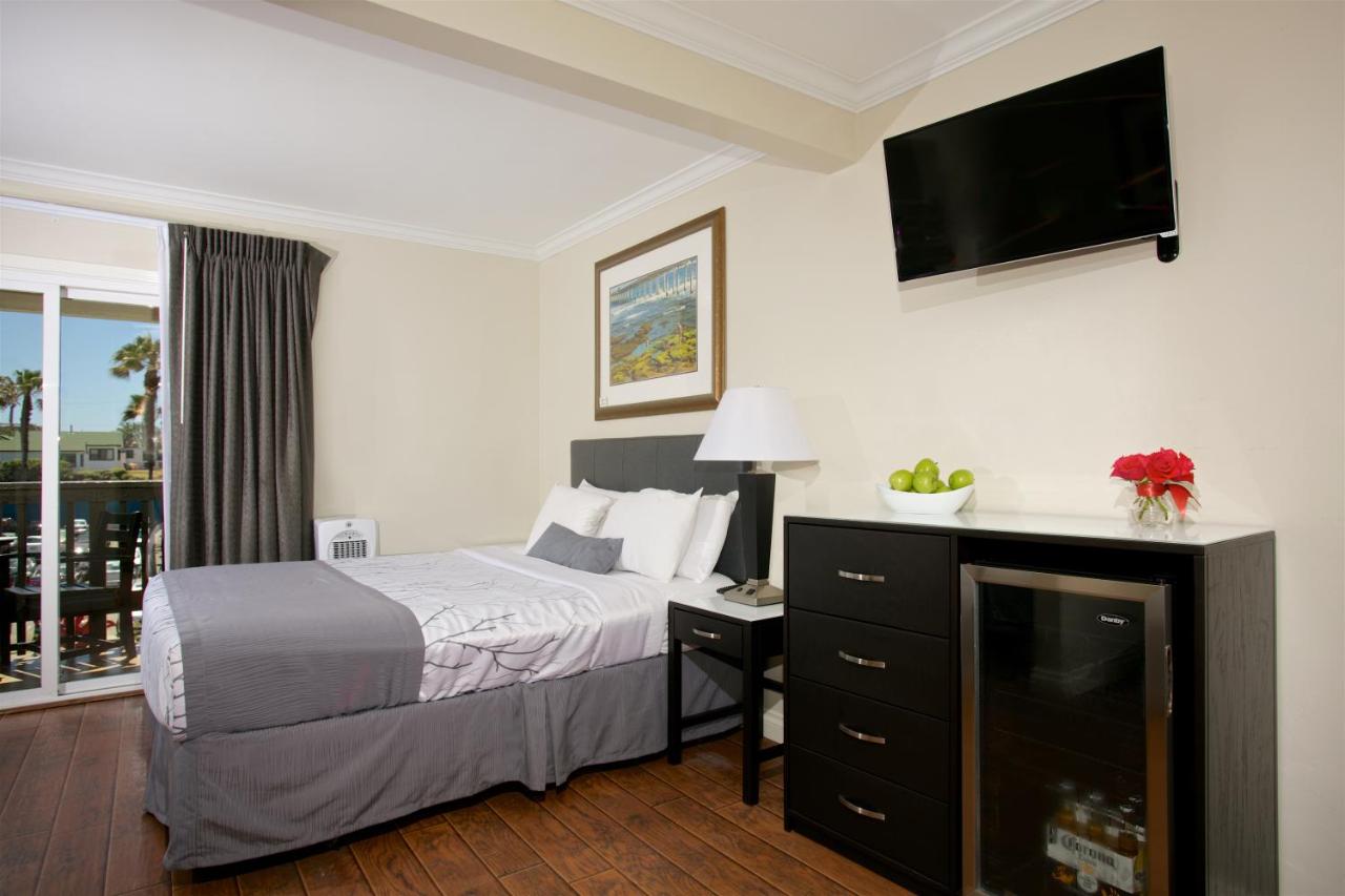 Queen Room with Ocean View and Balcony at Ocean Beach Hotel