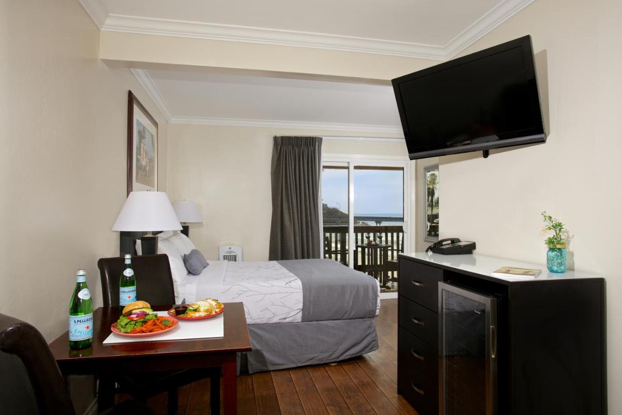Queen Room with Ocean View and Balcony at Ocean Beach Hotel