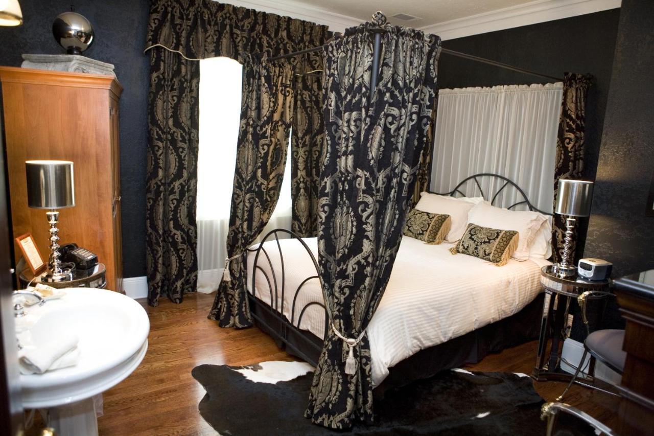 Queen Room at The Belvedere Inn & Restaurant