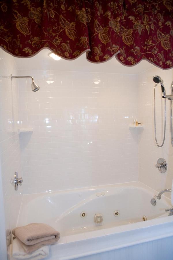 Queen Suite at The Belvedere Inn & Restaurant