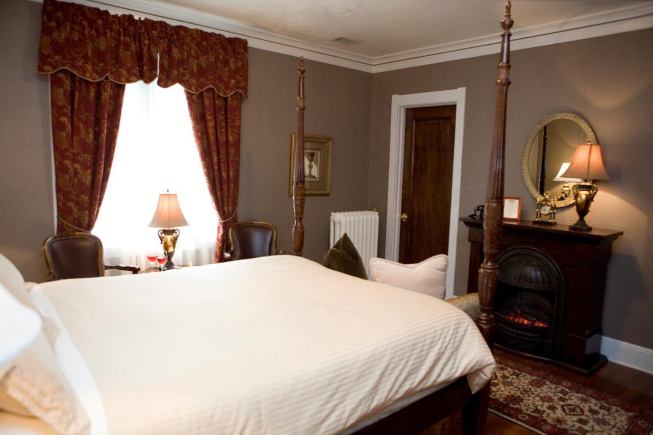 Queen Suite at The Belvedere Inn & Restaurant