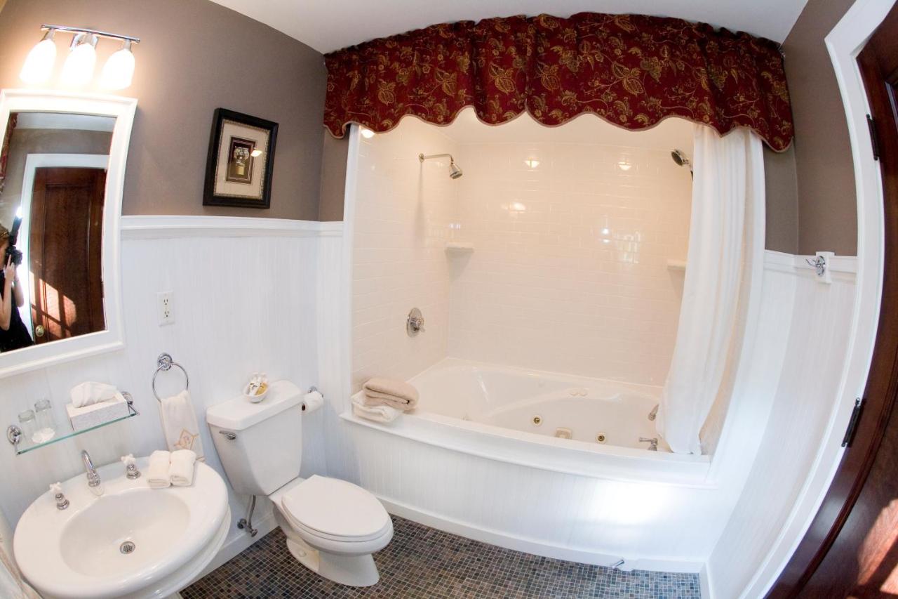 Queen Suite at The Belvedere Inn & Restaurant