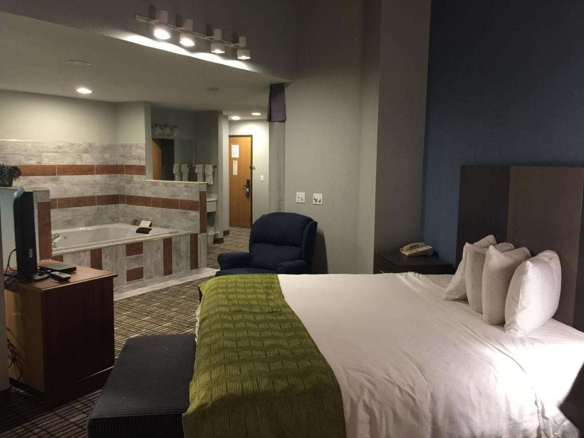 Superior King Studio Suite - Non-Smoking at Baymont by Wyndham Pella