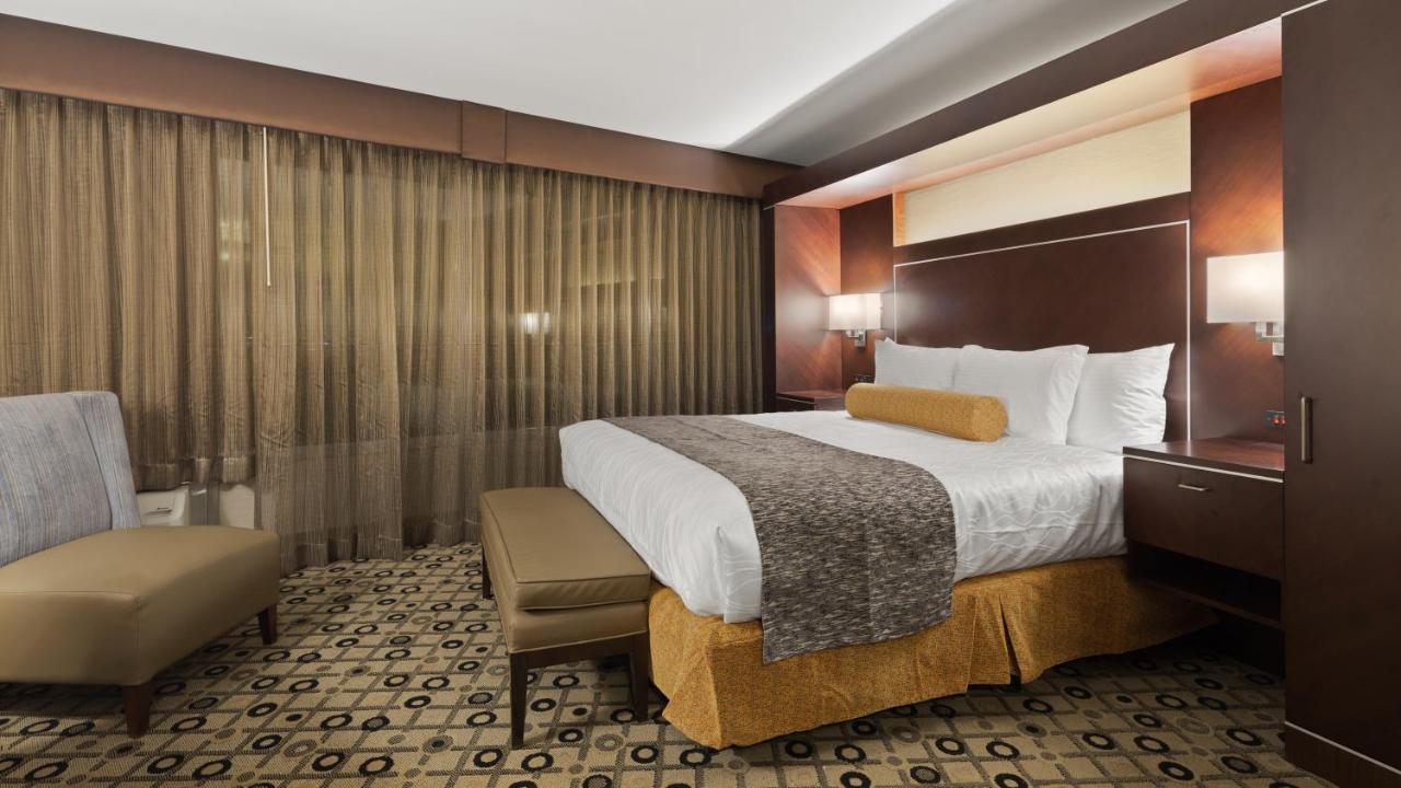 King Suite at Radisson Hotel Southfield-Detroit