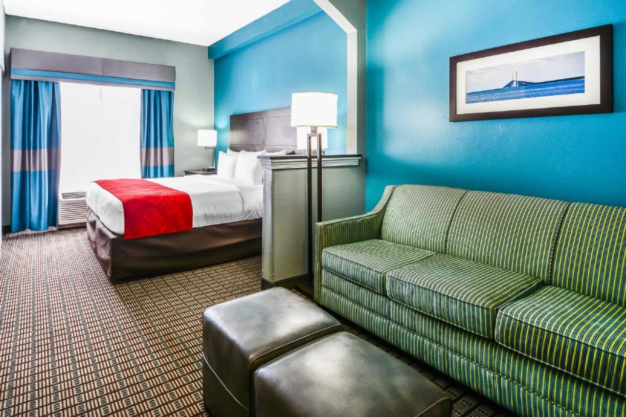 King Suite - Non-Smoking at Comfort Suites Tampa - Brandon