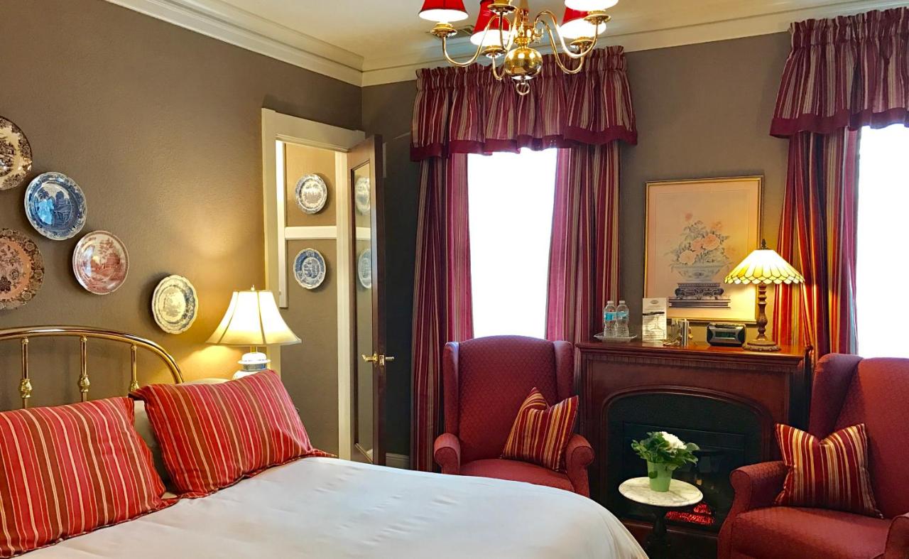 Queen Room at The Belvedere Inn & Restaurant
