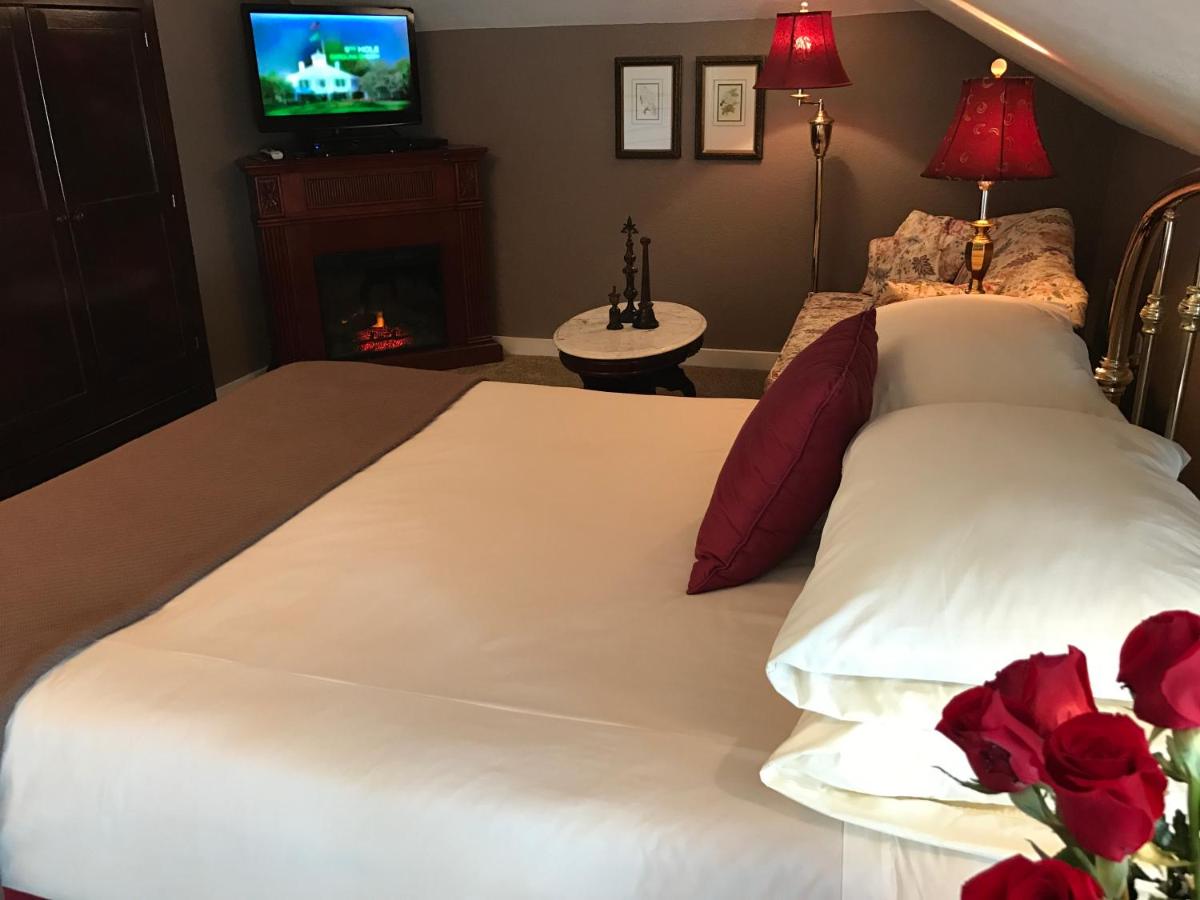 Queen Room at The Belvedere Inn & Restaurant