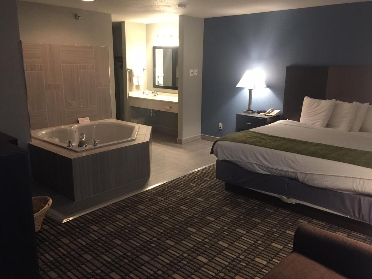 Deluxe King Studio Suite - Non-Smoking at Baymont by Wyndham Pella