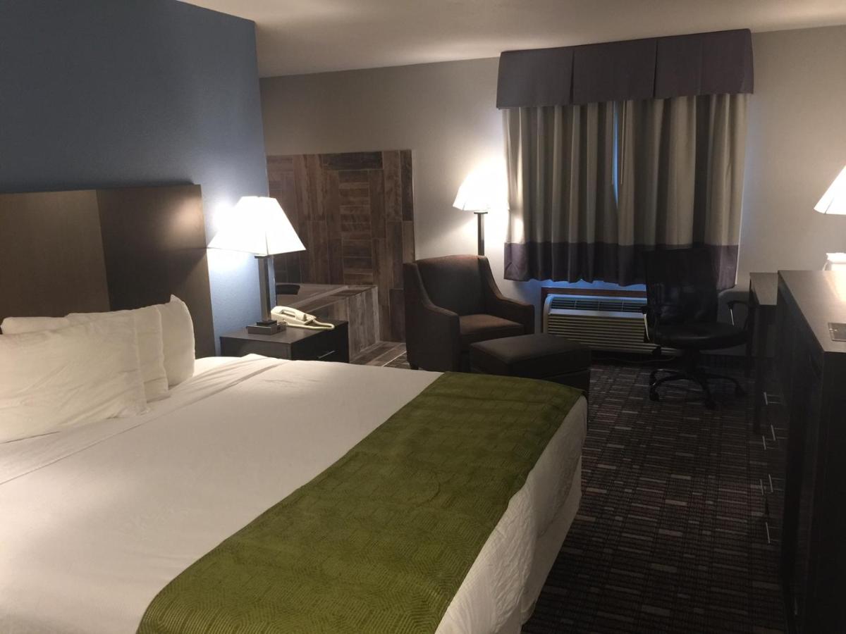 King Studio Suite - Non-Smoking at Baymont by Wyndham Pella