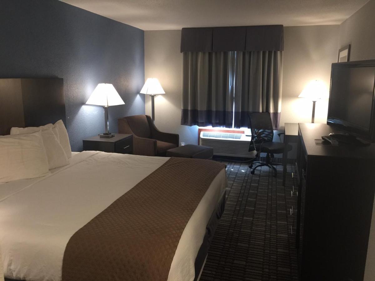 King Room- Non-Smoking at Baymont by Wyndham Pella