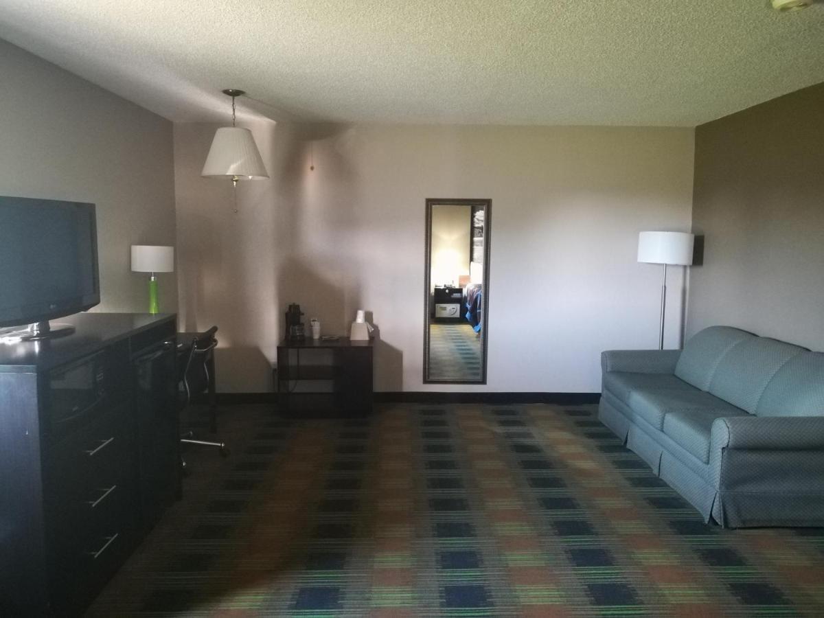 King Studio Suite - Non-Smoking at Super 8 by Wyndham Keokuk