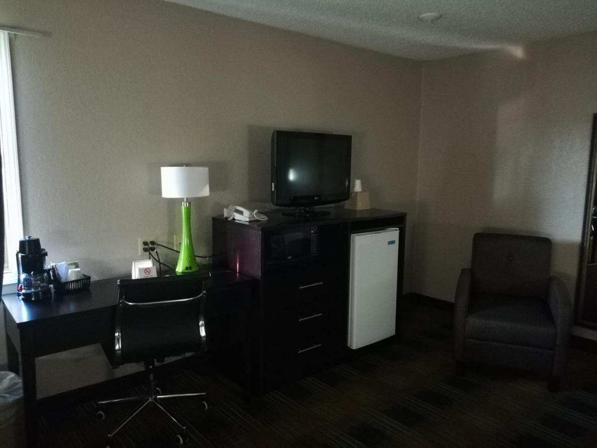 Double Suite - Non-Smoking at Super 8 by Wyndham Keokuk