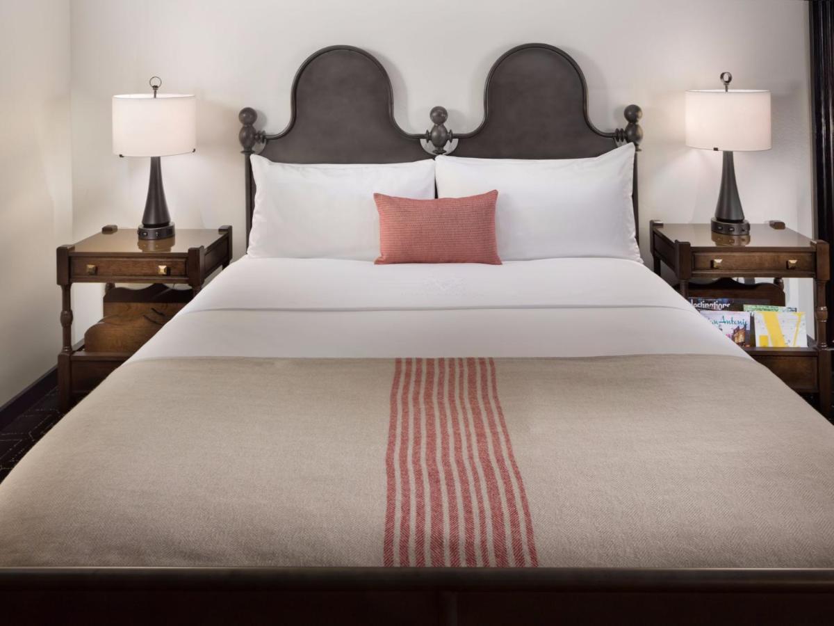 King Room with City View at Hotel Valencia Riverwalk